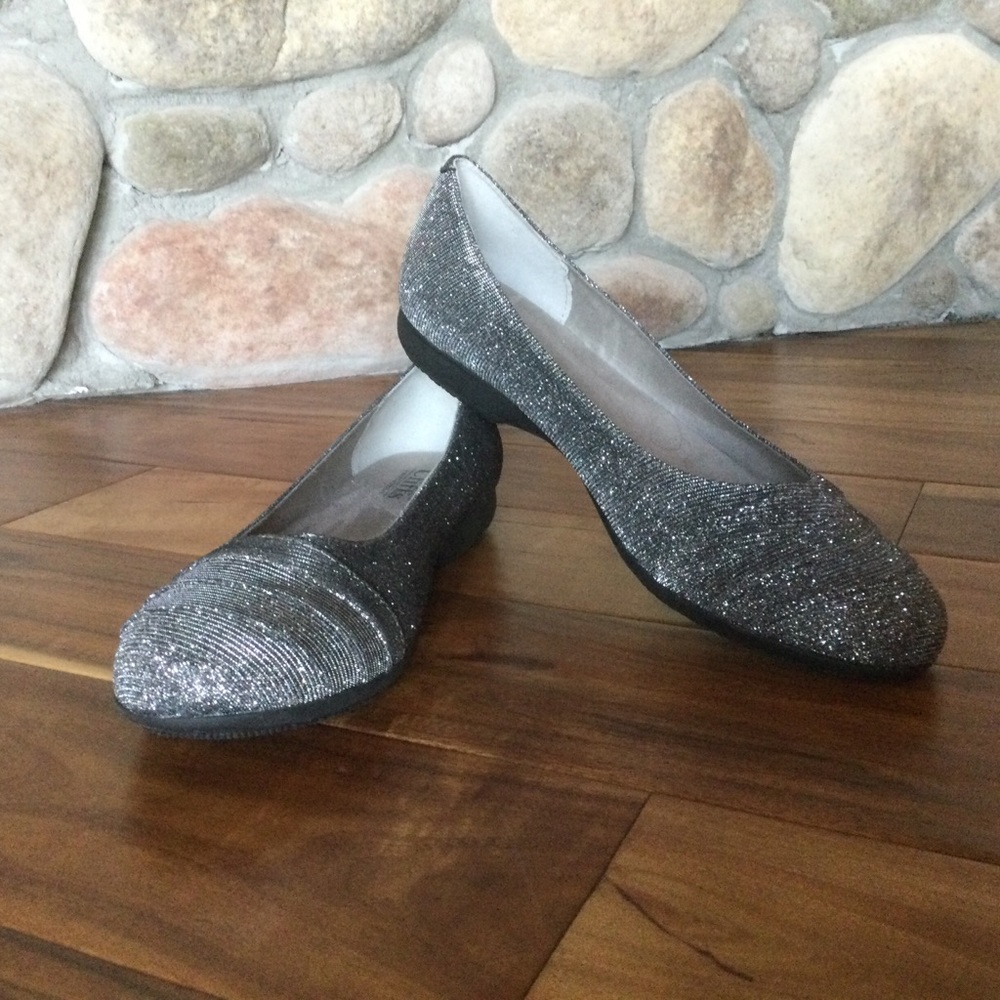 ✔️ Cliffs Silver Metallic Flats Woman’s Size 11